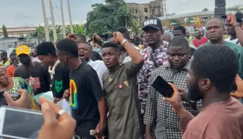 Students Obstruct The Lagos-Ibadan Expressway To Affirm The ASUU Strike (Video)