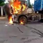 Anambra Gunmen burnt 3 tomatoes trucks after burglarizing travelers on the Onitsha Owerri expressway video